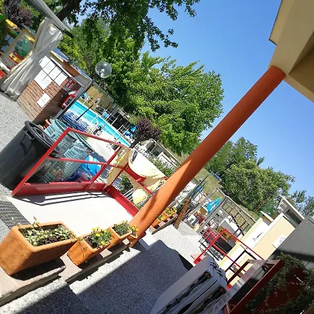 诺沃金朵雅酒店 酒店 阿奎泰尔梅